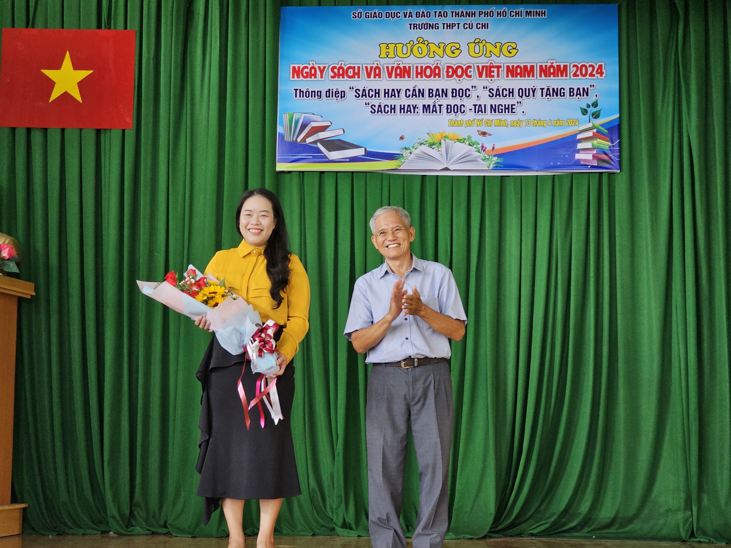 Chị Nguyễn Mộng Tuyền và thầy phó hiệu trưởng trường THPT Củ Chi